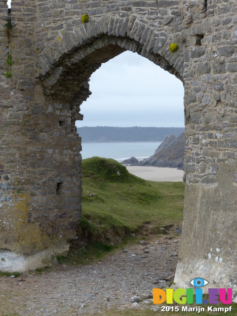 FZ012395 Pennard Castle Three Cliffs Bay